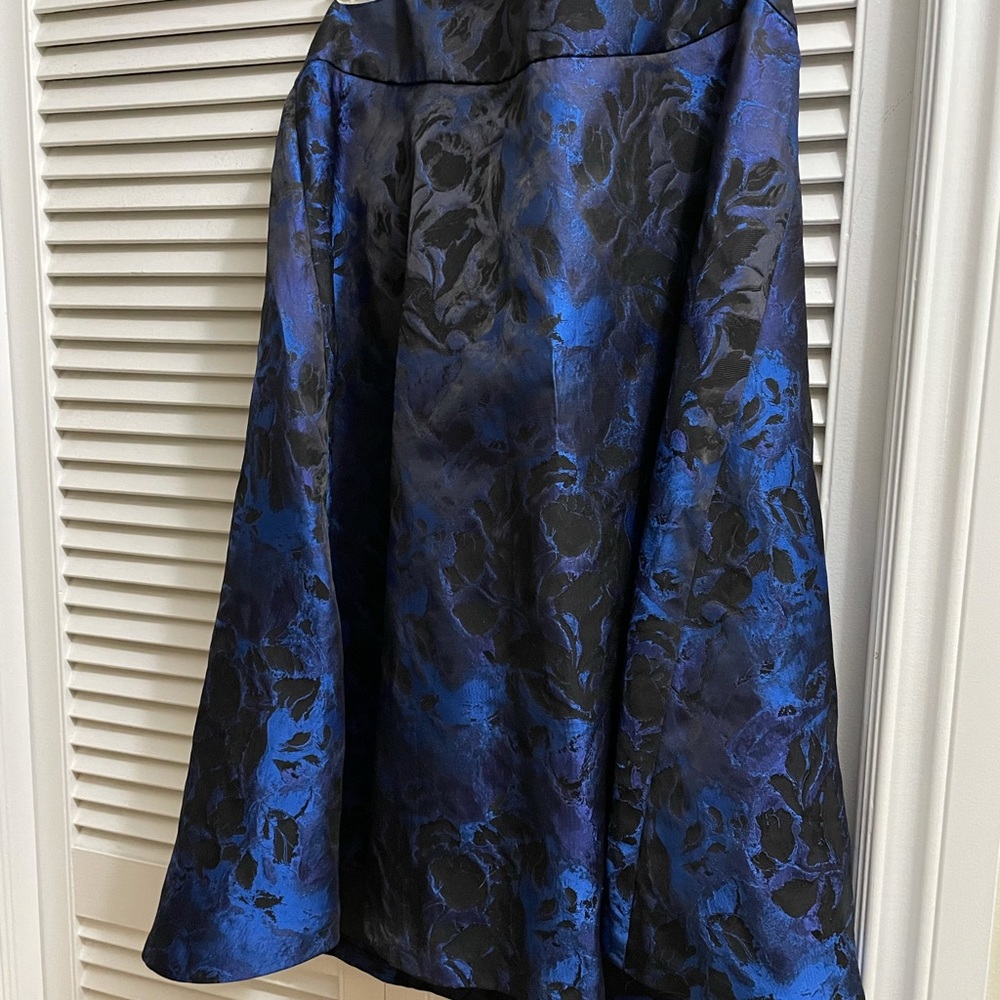 Beautiful Per Una brocade skirt. Tea length 14.